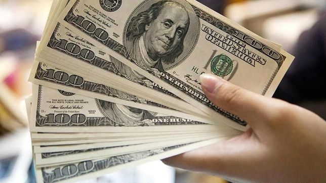 entre sturzenegger y caputo lograron bajar el dolar a $24,50 en el super martes