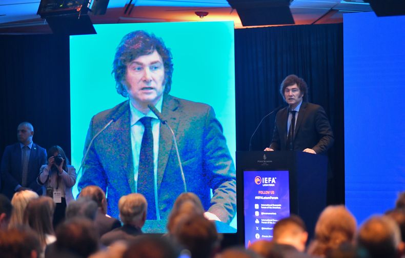 Javier Milei prepara una dolarización de hecho