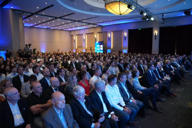 Autoridades de empresas y dirigencia política se reunieron en el evento de la Fundación Mediterránea para escuchar a Toto Caputo