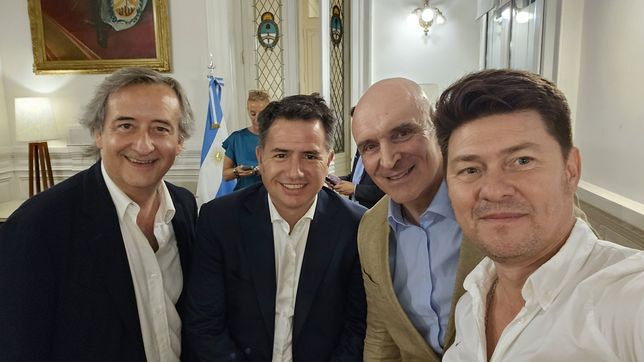 Nicolás Mayoraz (LLA), Gabriel Bornoroni (LLA) y José Luis Espert (AL), junto a Lisandro Almirón (LLA). Los tres primeros coordinarán el debate de la ley ómnibus.&nbsp;