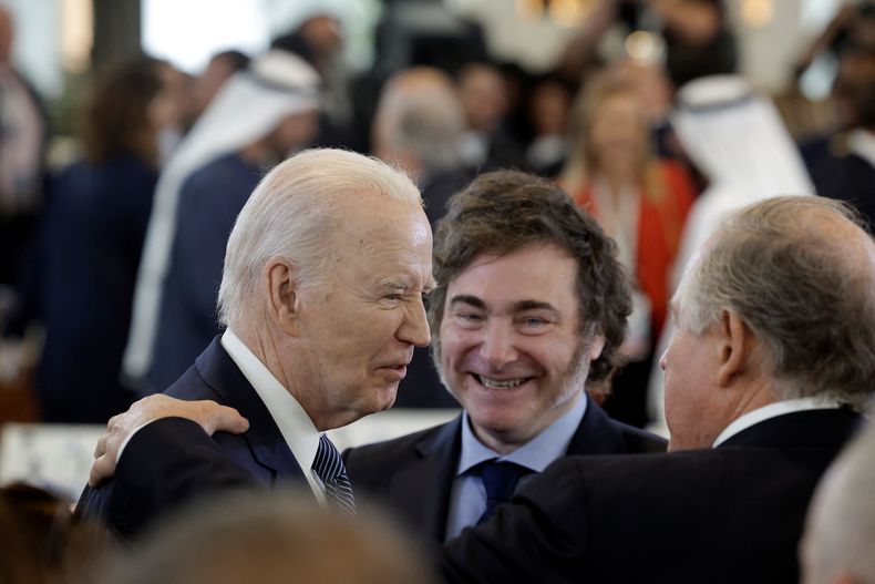 Joe Biden y Javier Milei en la cumbre del G7. (Foto: Reuters)