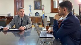 El gobernador de Santa Fe, Maximiliano Pullaro, junto a su ministro de Economía, Pablo Olivares