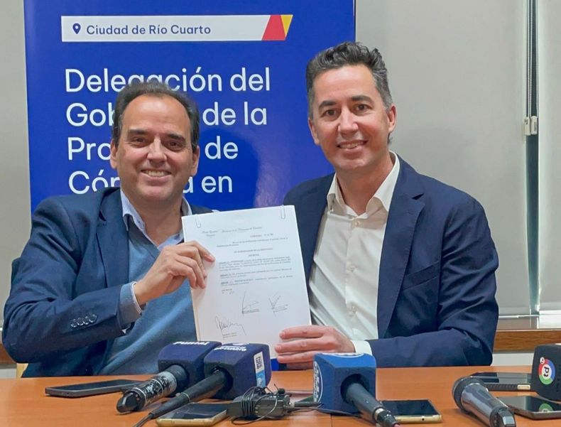 Juan Manuel Llamosas tras ser nombrado por el ministro de Gobierno, Manuel Calvo.