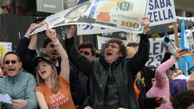 milei propone dolarizacion, pero tambien ahorra en pesos