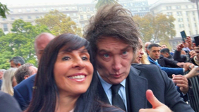 Fuera de foco. Una foto casual entre Lorena Villaverde y el presidente Javier Milei. El destino de la diputada es incierto.