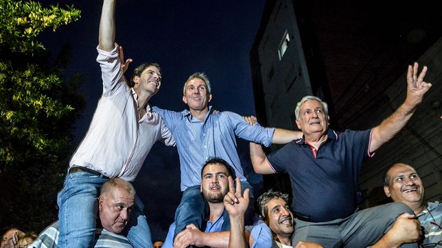 Otros tiempos. Martín Berhongaray en andas, junto a Poli Altolaguirre y Francisco Torroba, capos de la UCR de Santa Rosa y de La Pampa: hoy se sacan chispas.