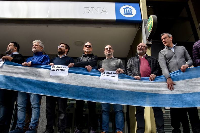 En la sucursal del BNA de la capital de La Pampa se juntaron gremios y dirigentes peronistas, como el ministro Antonio Curciarello, y radicales como el diputado Poli Altolaguirre y el senador Daniel Kroneberger. FOTO: www.radiokermes.com