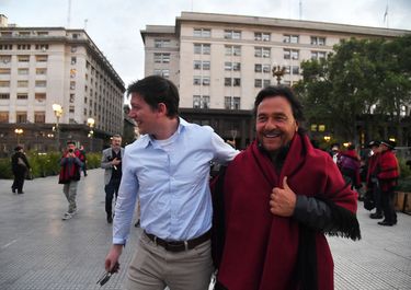 Gustavo Sáenz con Santiago Caputo.&nbsp; 