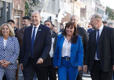 Celia Arena, la espada política del gobernador, junto a sus pares de gabinete y lista, Marcos Corach y Sonia Martorano.