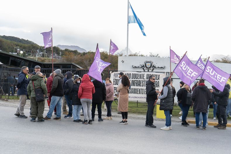 Docentes fueguinos protestan en la puerta de la Legislatura.