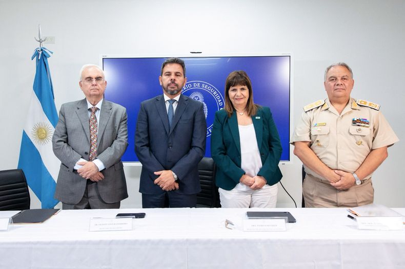 Patricia Bullrich anunció que Prefectura podrá utilizar todo tipo de armas de fuego