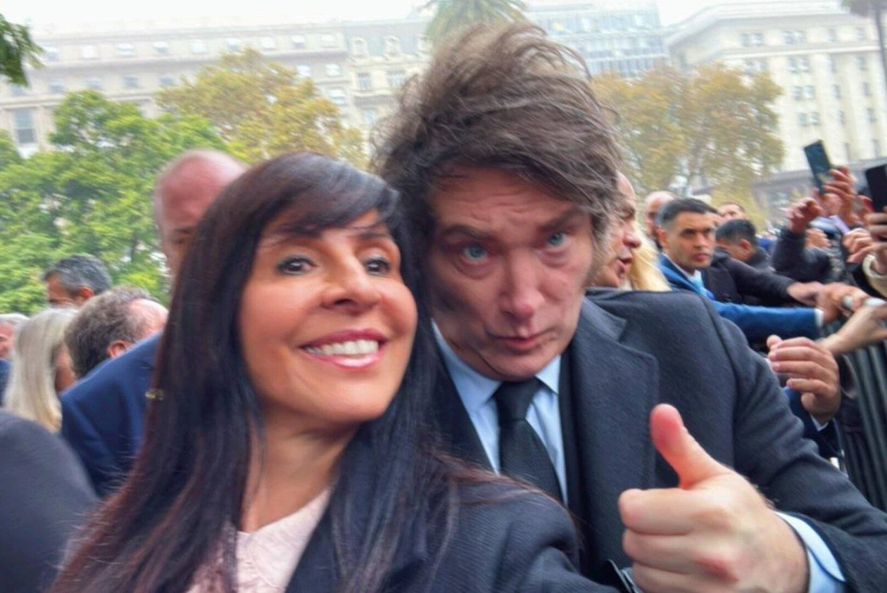 Fuera de foco. Una foto casual entre Lorena Villaverde y el presidente Javier Milei. El destino de la diputada es incierto.
