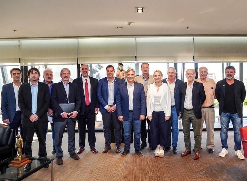 Miembros de asociación de pymes industriales con el gobernador de Córdoba
