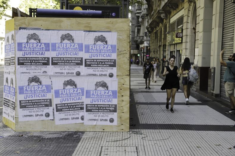 Marcha de jubilados: carteles en apoyo al fotógrafo Grillo (Crédito: NA)