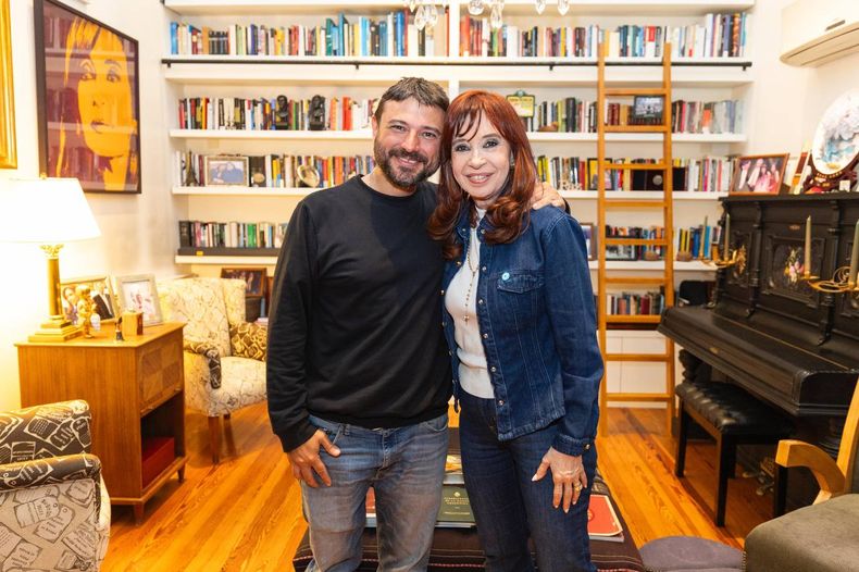 Juan Grabois mantiene un trato fluido con Cristina Fernández de Kirchner y defiende su liberación por considerarla una perseguida política.