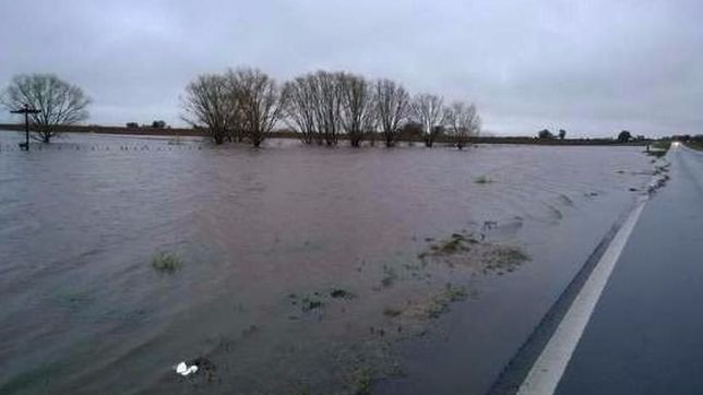 inundacion: advierten que por las filtraciones peligra el casco de villegas