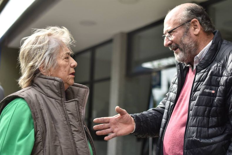 El cruce entre Lucy de Cornelís, de Mujeres Agropecuarias en Lucha, con el senador radical Daniel Kroneberger. FOTO: www.radiokermes.com