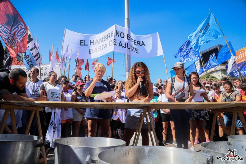 Movimientos sociales realizan una jornada nacional de protesta con 500 cortes en todo el país a fin de reclamarle el Gobierno nacional alimentos para los comedores populares. Noticias Argentinas &nbsp;