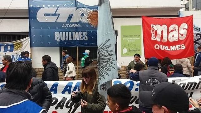 quilmes: despedidos de una papelera pidieron respuestas de vidal