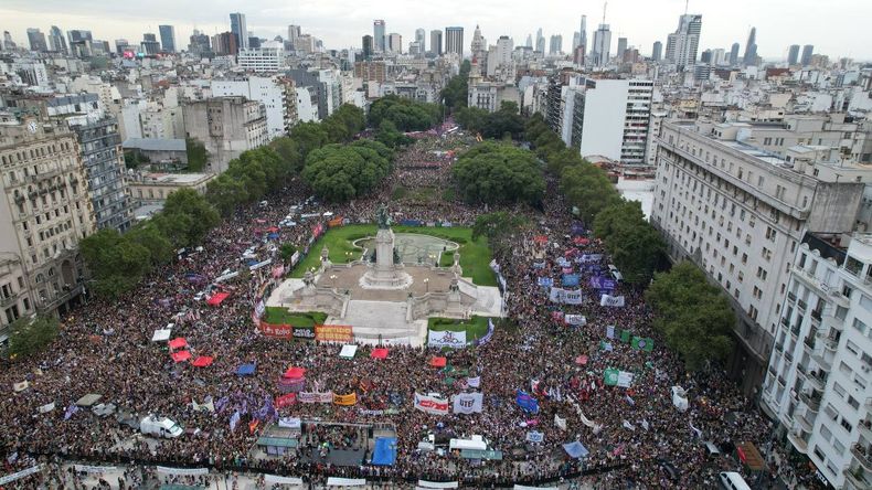 Las mujeres desbordaron la Plaza de los dos Congresos (Foto: Lucía Hernández).