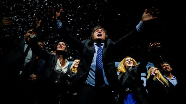 Javier Milei al igual que predicador evangélico en el acto de triunfo elector