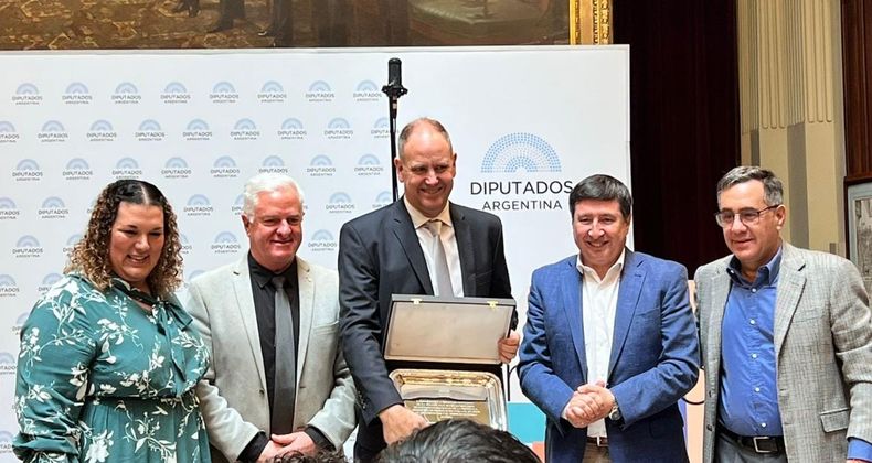La diputada Dina Rezinovsky con diputados y dirigentes evangélicos.