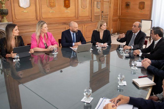 Guillermo Francos, junto a funcionarios provinciales.&nbsp;