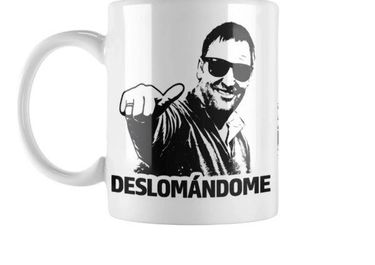 Manuel Adorni, ni siquiera una remera: apenas una taza.