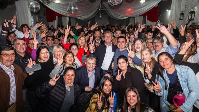 El candidato a gobernador, Adán Bahl, y la candidata a intendenta, Rosario Romero, en el&nbsp;acto en el Club Atlético Paraná.