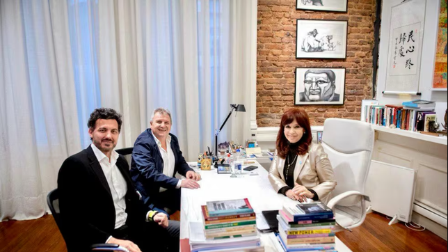 CFK en su oficina del Instituto Patria, junto a Fabián Francioni y Federico Alesandri, sus armadores en el peronismo de Córdoba.