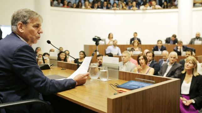 jaton en el concejo: grageas de pastor y palos al ?abandono? que dejo corral