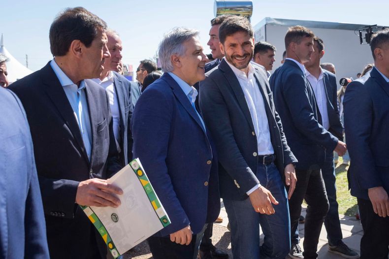 Sadir, Llaryora y Pullaro ingresando al restaurante de la Sociedad Rural donde darían la conferencia