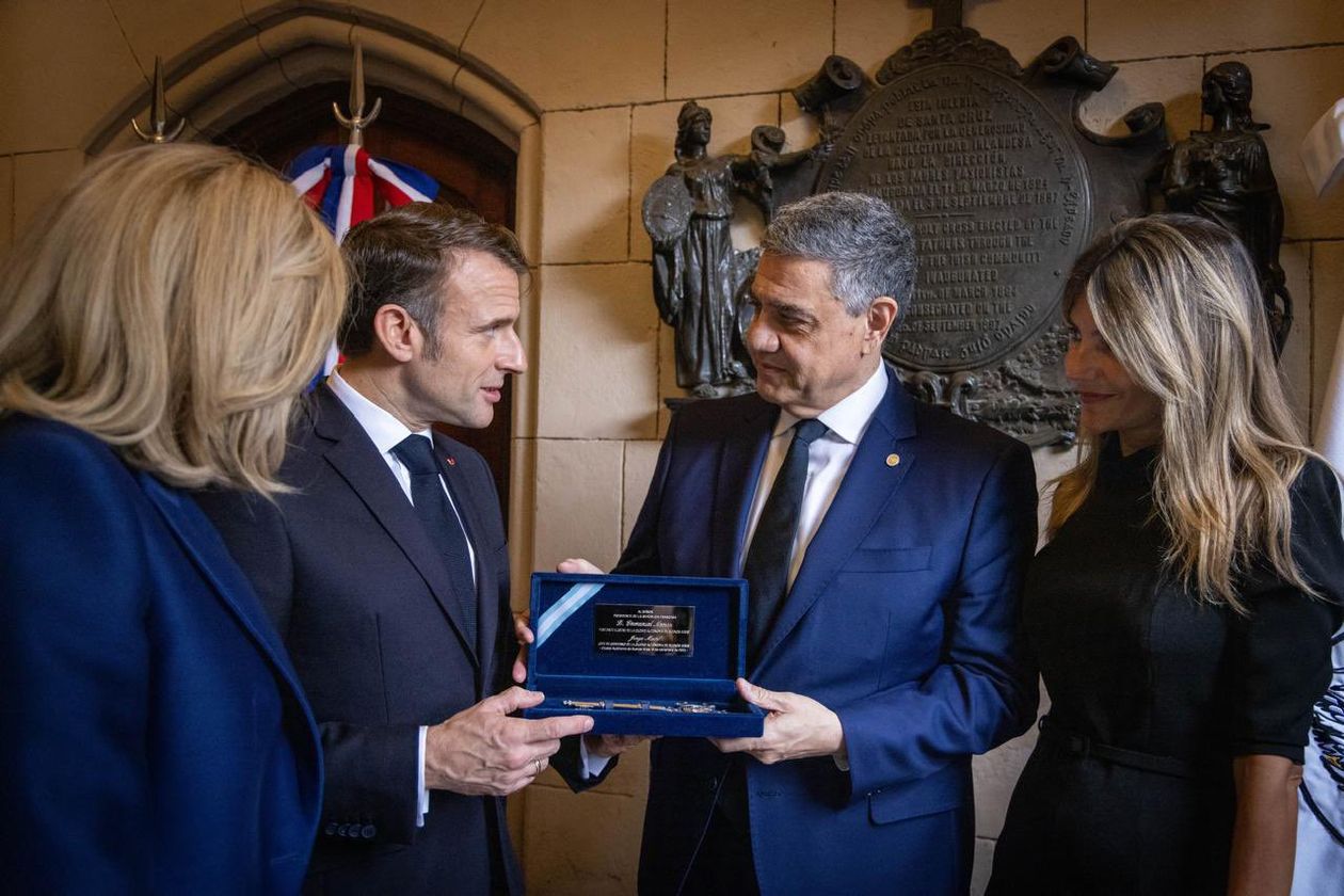 Jorge Macri le entregó la Llave de la Ciudad a Emmanuel Macron durante su visita a Buenos Aires.