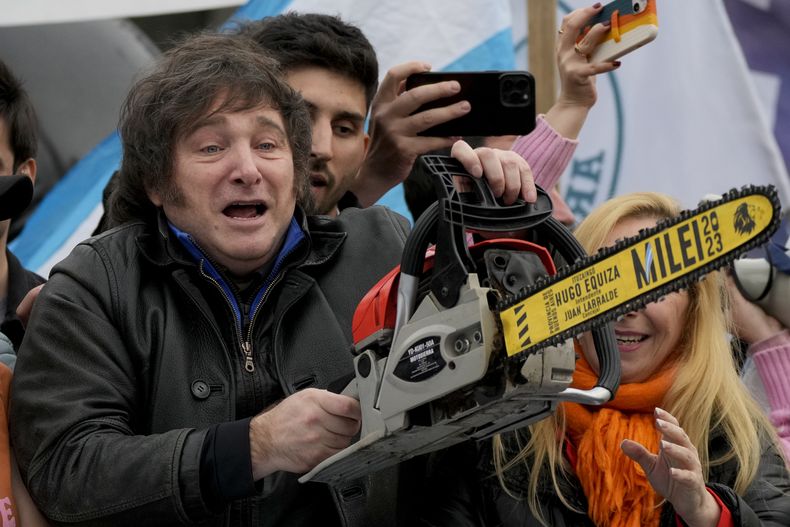 La motosierra ajustadora de Javier Milei golpea a La Pampa poir varios flancos: menos recaudación, menos coparticipación, nada de obra pública y fondos&nbsp; no reintegrables reducidos.&nbsp;