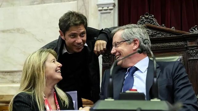 Axel Kicillof, junto a Cristina Álvarez Rodríguez y Emilio Monzó (Foto archivo)