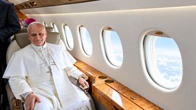 El papa León XIV en vuelo en uno de sus viajes internacionales