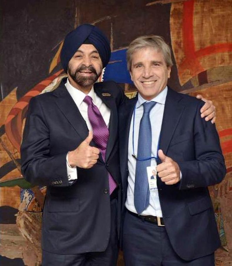 Toto Caputo, a los abrazos con Ajay Banga, presidente del Banco Mundial, que puso u$s 2000 millones de garantías para refinanciar la deuda.