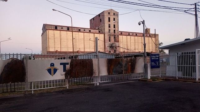 una silla, una bolsa y un puerto