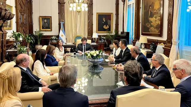 Javier Milei y Victoria Villarruel, junto al gabinete.