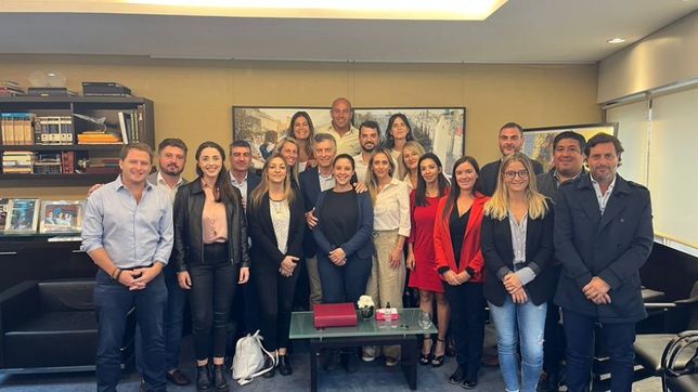 Mauricio Macri, junto a legisladores bonaerenses.