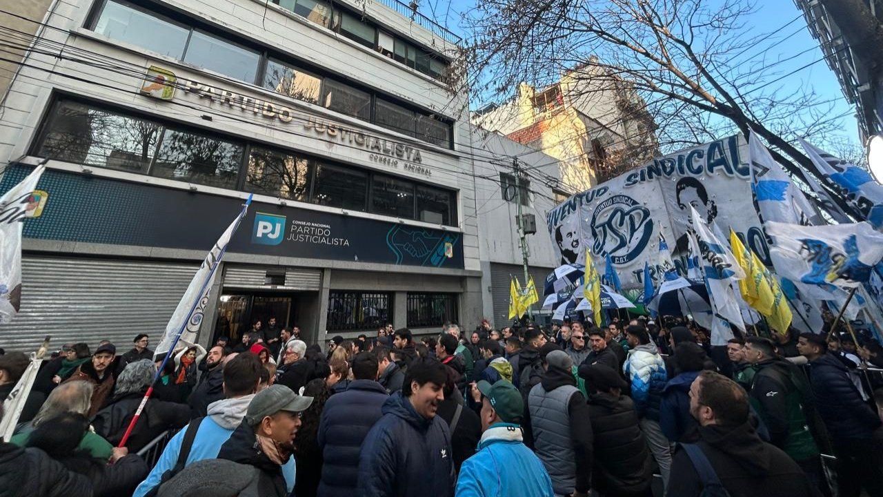 Resistiendo con aguante. El peronismo ¿unido? se moviliza en respaldo a CFK. 