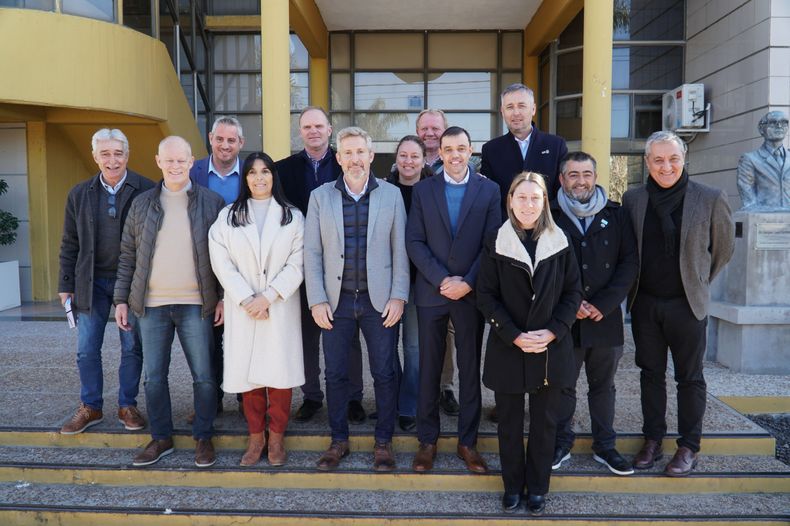 El gobernador Rogelio Frigerio, la vicegobernadora Alicia Aluani, el presidente de Diputados Gustavo Hein e intendentes vecinalista de Entre Ríos en un encuentro en Cerrito. Foto de archivo.