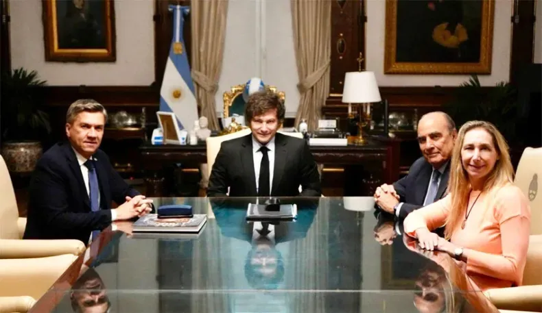 El gobernador de Chaco Leandro Zdero junto al presidente Javier Milei, el jefe de Gabinete Guillermo Francos y la armadora Karina Milei.