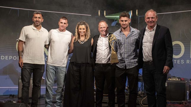 Guiiermo De Rivas hace entrega del premio Deportes Río Cuarto al plantel de Estudiantes, con Alicio Dagatti abajo del escenario