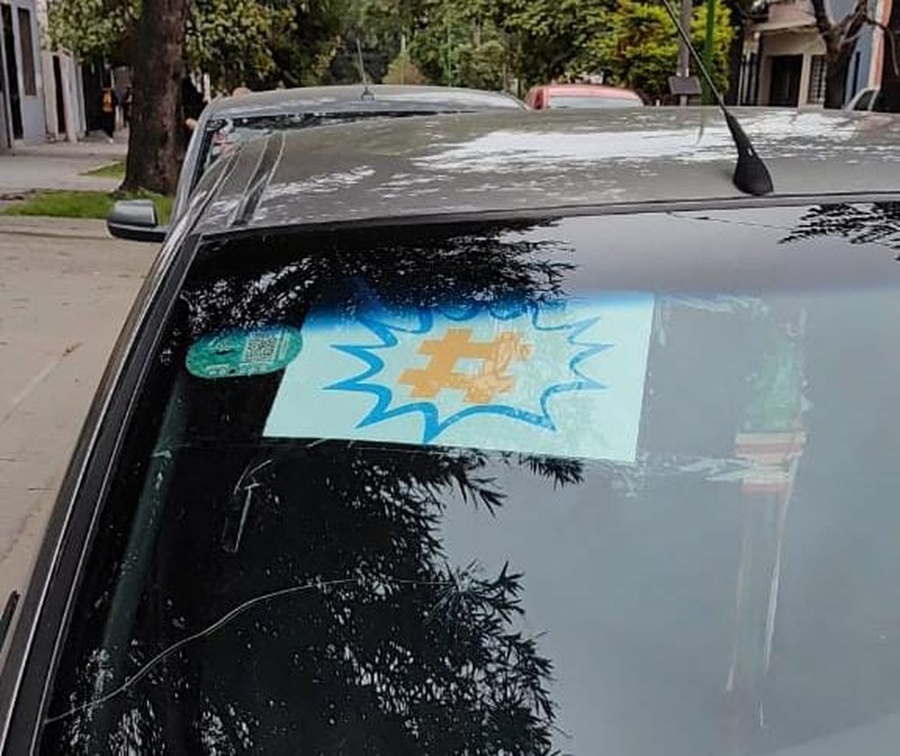 Algunos autos de los acoples llevan símbolos en lugar de los números de lista para gambetear poner el nombre del candidato