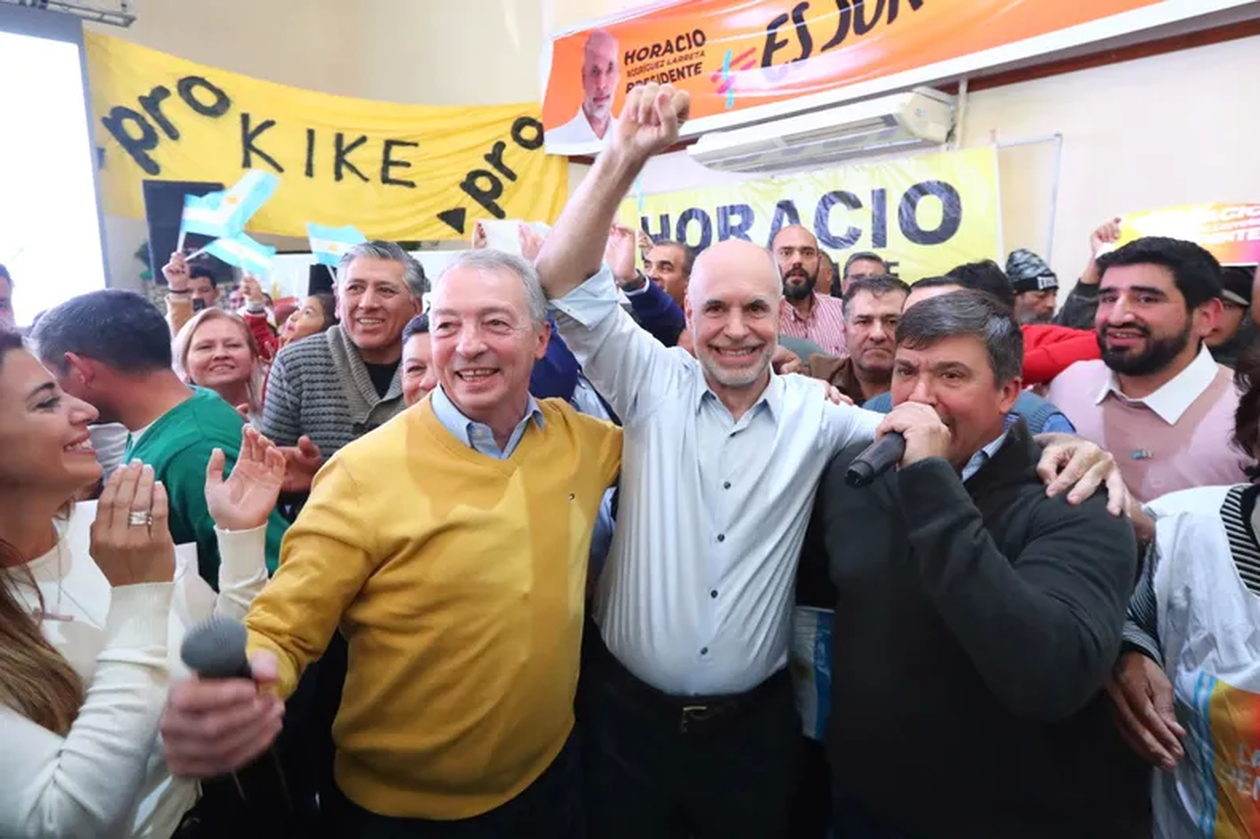Manzi, de amarillo, cuenta con apoyo de Larreta.&nbsp;