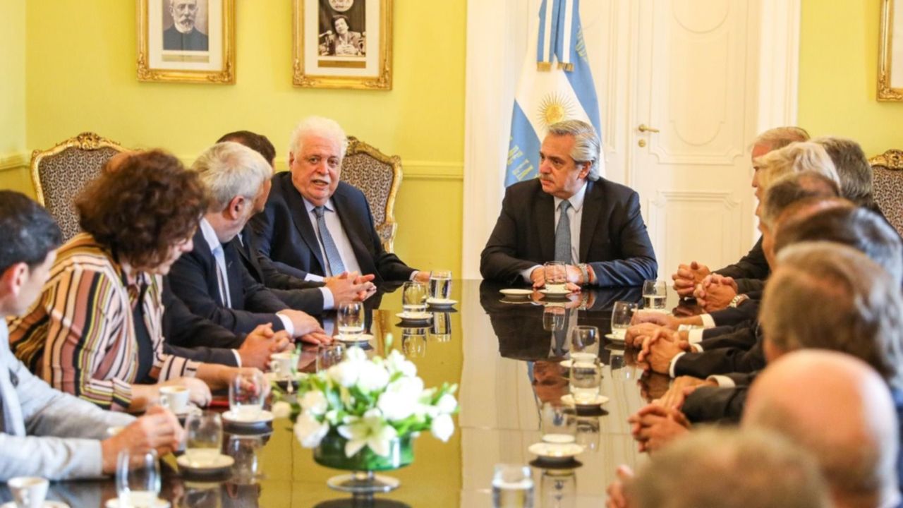 Doble gesto de los laboratorios a Fernández: rebaja de 8% y un libro de Bob Dylan