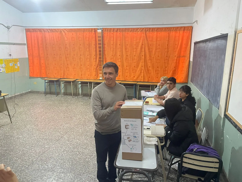 Votó el primer candidato a diputado del frente oficialista Unidos por Salta, Guillermo Kripper. FOTO: Gentileza InformateSalta. Votó el primer candidato a diputado del frente oficialista Unidos por Salta, Guillermo Kripper. FOTO: Gentileza InformateSalta.