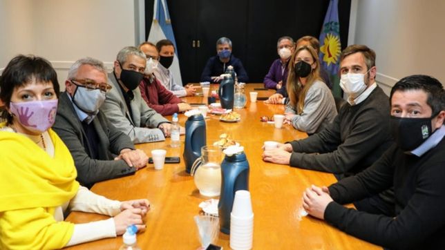 vila reunio a intendentes para bajar el clamor opositor de la vuelta al aula