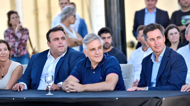 El intendente Gianfranco Luchessi, Martín Llaryora y Manuel Calvo en las Higueras, en una de las recorridas del gobernador por el interior.&nbsp;